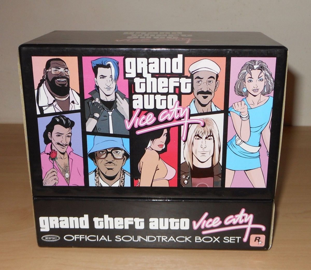 Gta vice city музыка. Grand Theft auto vice City диск. GTA VC CD Box. ГТА Вайс Сити диск. Коллекционка ГТА Вайс Сити.